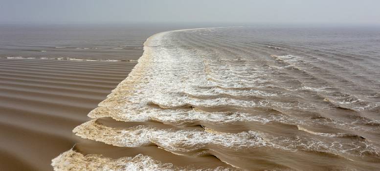 Qiantang River একটি বিস্ময়, যে নদীর স্রোত উল্টোদিকে বয়ে যায়