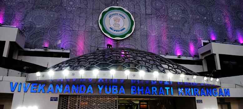 Kolkata Derby-এর আগের বিকেলে বদলে গেল স্টেডিয়ামে রাজ্য সরকারের লোগো
