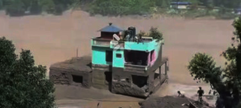 Nepal Flood-এর ধ্বংসাত্মক ছবির মধ্যেই বেঁচে থাকার কাহিনী লিখল সবুজ বাড়ি